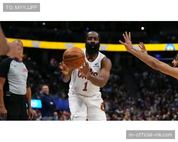 哈登骑士生涯首秀贡献23分 挡拆策动激活阿伦内线吃饼 哈登骑士生涯首秀贡献23分 挡拆策动激活阿伦内线吃饼